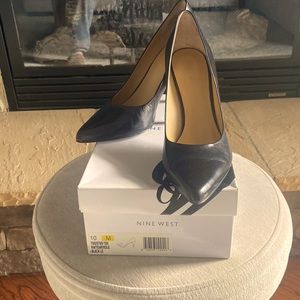 Women’s black business pump from nine West worn twice. They are very comfortable